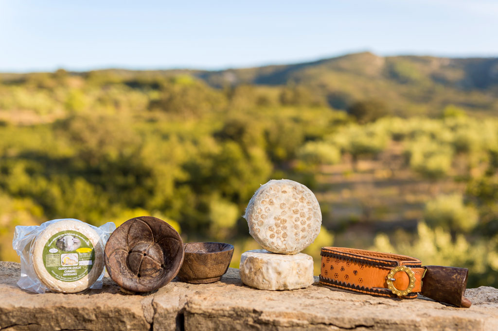 En la propia explotación ganadera , situada entre las montañas de Catí y Xert, se elaboran con leche cruda y pasteurizada de oveja todos estos quesos artesanos. ¡SABOR ARTESANO!


Más info